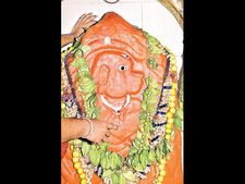 ఆంజనేయస్వామి విగ్రహం కంట నీరు! 