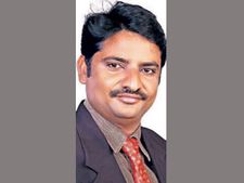 రికార్డు: 60 సెకన్లలో 79 మందిని కౌగలించుకున్నాడు