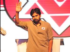 పవన్ కళ్యాణ్! బాబు నుంచి మీరే కాపాడండి: పొలాల్లో ఫ్లెక్సీలు