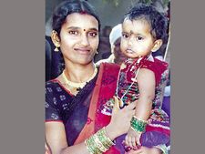 ఓ భర్త దురాగతం: పెట్రోల్ పోసి భార్యబిడ్డల్ని నిప్పంటించాడు 