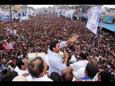 బాబుపై తీవ్ర వ్యాఖ్యలు: జగన్‌పై చెప్పులు, రాళ్లు, అరెస్ట్ చేయాలని అనిత