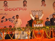 వికాస్ పర్వ్: బీజేపీలో ఉత్తేజం, టీఆర్ఎస్ కుటుంబ పాలనపై షా నిప్పులు (ఫోటోలు)