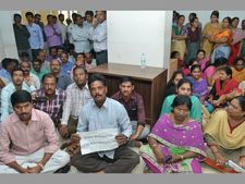 బాబుకు చెప్పండి: పురంధేశ్వరికి ఏపీ ఉద్యోగుల మొర, ఏపీకి వెళ్లనని ఆత్మహత్యాయత్నం