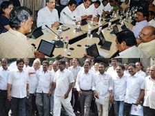 ఏం జరుగుతోంది?: ధీమాగా చంద్రబాబు, అమరావతికి ఉద్యోగులు వెళ్తారా?