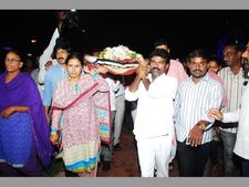 అశ్రు నయనాల మధ్య గూడ అంజయ్యకు కడపటి వీడ్కోలు