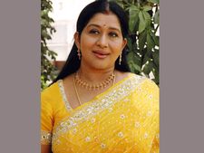 తెరాసలోకి..? కేసీఆర్ భేష్: చంద్రబాబుపై నటి కవిత అసంతృప్తి!