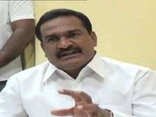 ఎమ్మెల్యే ఎలా ఉంటాడో చూపిస్తా! : టోల్ ప్లాజా నిర్వాహకులపై ఊగిపోయిన గంప