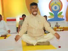  యోగా డే: బెజవాడలో చంద్రబాబు, హైదరాబాద్‌లో బాలకృష్ణ ఆసనాలు వేశారు 