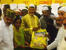 పక్కనే కూర్చున్నారు: చంద్రబాబు ఇఫ్తార్ విందులో వైసీపీ ఎమ్మెల్యే