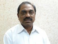 చంద్రబాబు కరుస్తున్నారట: 'తానే తెలివైనవాడిననే భ్రమలో చంద్రబాబు'