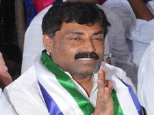 హైదరాబాద్‌లో కబ్జా: కోర్టులో లొంగిపోయిన జగన్ మేనమామ రవీంద్రనాథ్