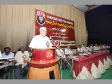 అమెరికా మెప్పుకోసం రాష్ట్రాన్ని నాశనం చేస్తారా?: బాబుపై కారత్ ఫైర్