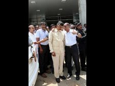 చంద్రబాబుతో గుసగుస: గవర్నర్ నోట పవన్ కళ్యాణ్ సినిమా(ఫోటోలు)