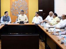 ఏపీకి హోదా కోసం చంద్రబాబు వ్యూహాం: ఎంపీలతో రేపు అత్యవసర భేటీ 