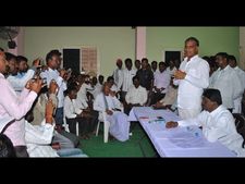 టిడిపి, కాంగ్రెస్‌లకు గ్రామస్థుల షాక్: హరీష్ రావు ఆనందం