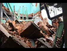 కుప్పకూలిన వందేళ్ల భవనం: ప్రాణాల కోసం పరుగు(పిక్చర్స్)