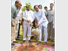 వర్షాలు కొంటే రావు, వనాలు పెంచితే వస్తాయి: హరితహారంలో కేసీఆర్ (ఫోటోలు)