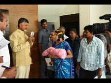  శిశువును ఆమె ఇలా కిడ్నాప్ చేసింది: బాబును కలిసిన తల్లి (పిక్చర్స్)