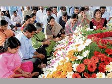 వైయస్‌కు నివాళి: గుండెల్లో అంటూ ట్వీట్, ఇంటికో విమానమంటూ బాబుపై జగన్ నిప్పులు