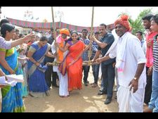  తీజ్ పండుగలో ఎంపీ కవిత: ఉయ్యాల ఊగారు (ఫోటోలు)