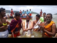    టిలో బాలకృష్ణ పుష్కర స్నానం, కేసీఆర్‌కి కితాబు, సిక్కోలులో చిరు సందడి