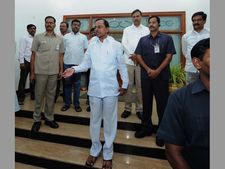రండయ్యా..! ఒక్కసారి: కెసిఆర్ నివాసానికి సొంత గ్రామ ప్రజలు(పిక్చర్స్)