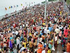 పుష్కరాల బులిటెన్: 38 ఘాట్లకు రాని నీరు, భక్తుల తీవ్ర అసంతృప్తి, కానిస్టేబుల్ మృతి