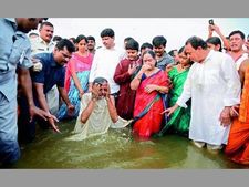 పుష్కర స్నానం: మరోసారి 'సమైక్య'పై కేసీఆర్, పక్కనే కాంగ్రెస్ ఎమ్మెల్యే