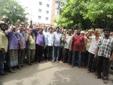 రోడ్డున పడేయొద్దు: విశాఖలో మంత్రి గంటాకు నిరసన సెగ 
