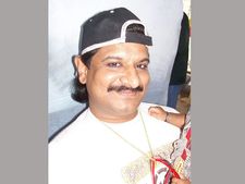 మంత్రి ఈటెలపై నయీమ్ పగ: డ్రైవర్‌కు చిత్రహింసలు, టీవీ రిపోర్టర్ల అరెస్ట్
