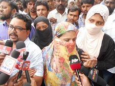 నయీంకు నా కూతురంటే ప్రేమ, అందుకే వచ్చాం: సోదరి, తల్లి సంచలన వ్యాఖ్యలు 