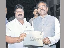 జగన్ ఇంటి వద్ద హైడ్రామా: రావెల ఆహ్వానం వెనుక చంద్రబాబు రాజకీయం