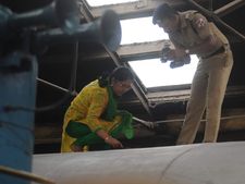 సినీ ఫక్కీలో: రైలు పైకప్పుకు రంధ్రం చేసి రూ.5 కోట్లు చోరీ