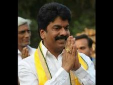 బెజవాడలో అగ్గిరాజేసిన గణేష్ ఉత్సవం: లైవ్‌లో తిట్టుకున్న బొండా ఉమ, కోగంటి సత్యం 