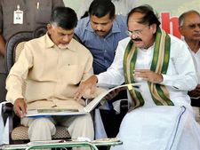 వెంకయ్య ఫోన్‌తో మెత్తబడ్డ బాబు: ప్రకటన కాపీ, విదేశాల్లో ఉన్న మోడీ ఆమోదం తర్వాతే అధికారిక ప్రకటన