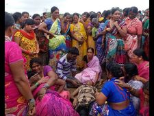 తల్లులకు కడుపుకోత: నిమజ్జనోత్సవంలో 4గురు చిన్నారుల మృతి(పిక్చర్స్)
