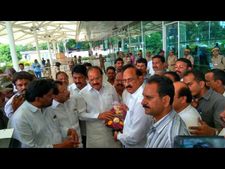 వెంకయ్యకు హోదా సెగ: బెజవాడలో ఉద్రిక్తత: గో బ్యాక్ అంటూ నినాదాలు 