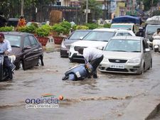 వర్ష బీభత్సానికి వణికిపోతున్న వరంగల్, జనజీవితం అతులాకుతలం