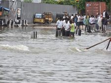 వంతెనపై వేలాడుతున్న లారీ: రంగంలోకి 'మా', ఆల్విన్‌ కాలనీలో మంచు లక్ష్మీ, మనోజ్‌ 