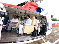 ఇలాగేనా: అధికారులపై కేటీఆర్ ఆగ్రహం, కేసీఆర్ ఏరియల్ సర్వే (పిక్చర్స్)
