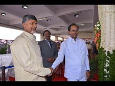 'తప్పులేకుంటే స్టే ఎందుకు, బాబు-కేసీఆర్‌ల మధ్య రాజీ', 'కోర్టే కట్టుకథ అన్నది'