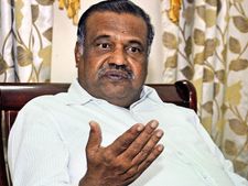 కడపలో ఉద్రిక్తత: కమిషన్ ఎదుట కిరోసిన్ పోసుకుని మహిళ ఆత్మహత్యాయత్నం