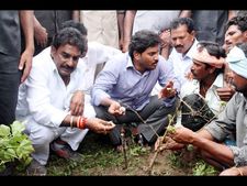 ఆకాశంలో చక్కెర్లు కొట్టి వెళ్లిపోయారు: చంద్రబాబుపై జగన్ ఎద్దేవా 