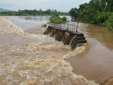 వర్షం-వరదల ఎఫెక్ట్: చంద్రబాబుకు చేదు అనుభవం, పొంగుతున్న వాగు (పిక్చర్స్)