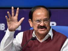తప్పంతా కాంగ్రెస్‌దే, అన్యాయం చేయం: ఏపీకి 'హోదా' లేదు, ప్యాకేజీపై వెంకయ్య వివరణ 