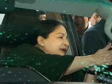మళ్లీ రానున్న లండన్ డాక్టర్: ఆసుపత్రిలో జయ పక్కనే శశికళ!