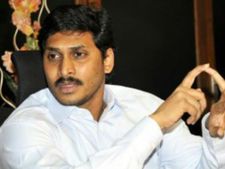 ఇప్పటికే 4గురు ఔట్, వైసిపిలో ఆధిపత్య పోరు: ఇద్దరూ దగ్గరివారే, జగన్ మౌనం!