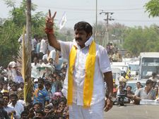 బుల్లెట్‌ నడుపుతూ బాలకృష్ణ సందడి: సైకిల్ తొక్కిన బాబు