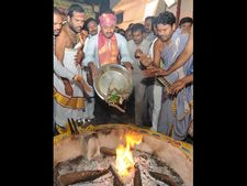  అమ్మవారి పూజలో జగన్: రైతుల ఫిర్యాదుపై వెంటనే స్పందన