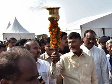 ప్రపంచ బ్యాంకు బృందంకు వారి ఫిర్యాదు, బాబును ఆదుకున్న రాజధాని రైతులు!